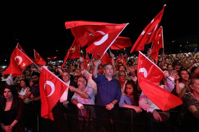Buca’da gençler 19 mayıs gençlik bayramında Haluk Levent ile çoştu