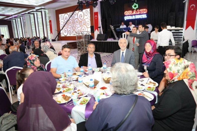 Vali Ahmet Hamdi Nayir ile eşiŞehit aileleri ve gazilere iftarda bir araya geldi