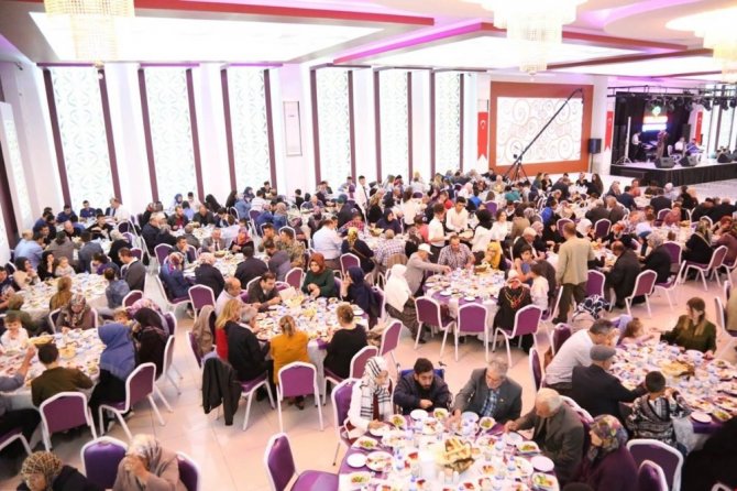 Vali Ahmet Hamdi Nayir ile eşiŞehit aileleri ve gazilere iftarda bir araya geldi