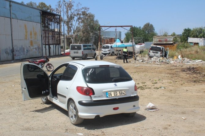 Antalya Manavgat’tahafif ticari araç ile otomobil çarpıştı 1 yaralı