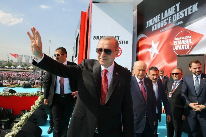 Küdüs mitinginde Erdoğan ve Bahçeli el ele katılanları selamladı