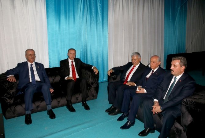 Küdüs mitinginde Erdoğan ve Bahçeli el ele katılanları selamladı