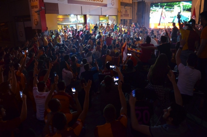 Şampiyonluk sevinci gece geç saatlere kadar sürdü