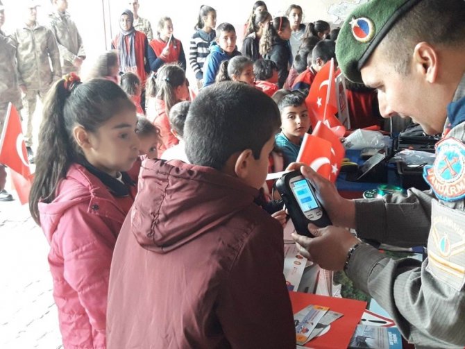 Arpaçay'da öğrencilerden jandarmaya ziyaret