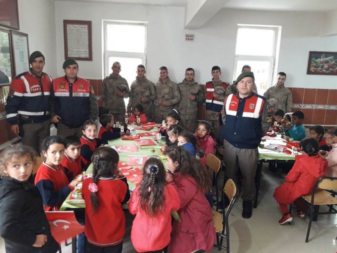 Arpaçay'da öğrencilerden jandarmaya ziyaret