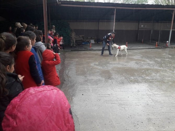 Arpaçay'da öğrencilerden jandarmaya ziyaret