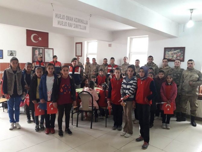 Arpaçay'da öğrencilerden jandarmaya ziyaret