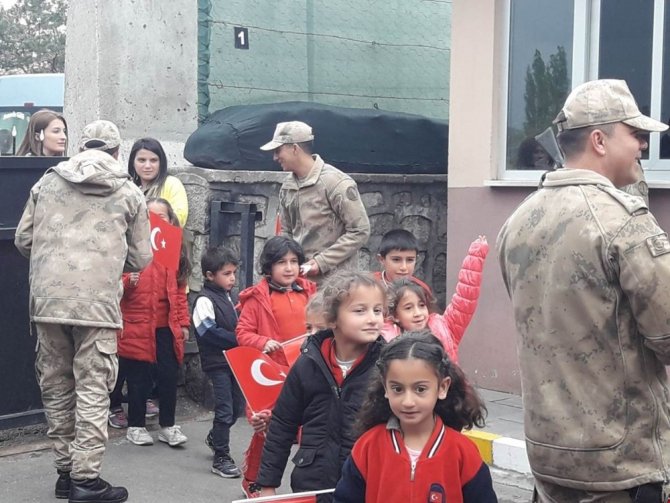Arpaçay'da öğrencilerden jandarmaya ziyaret