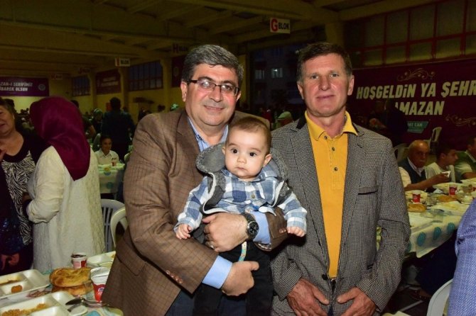 Bilecik’te Bahçelievler ve Hürriyet Mahallesi sakinleri iftarda bir araya geldi.