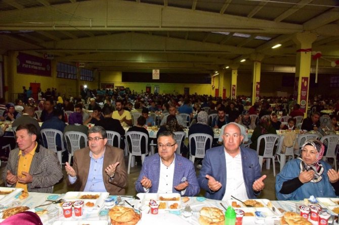 Bilecik’te Bahçelievler ve Hürriyet Mahallesi sakinleri iftarda bir araya geldi.