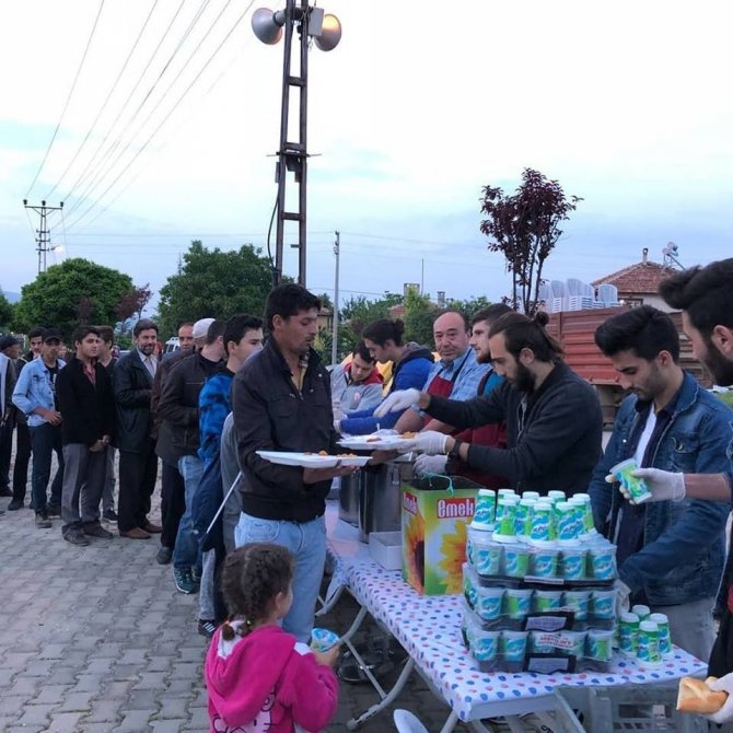 Pazaryeri’nde iftar sofralarında mahalle sakinleri aynı sofrada oruç açtı.