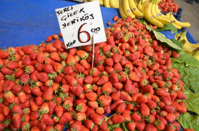 Ramazan ayında iftar sonrası tatlı yerine çilek tercih ediliyor
