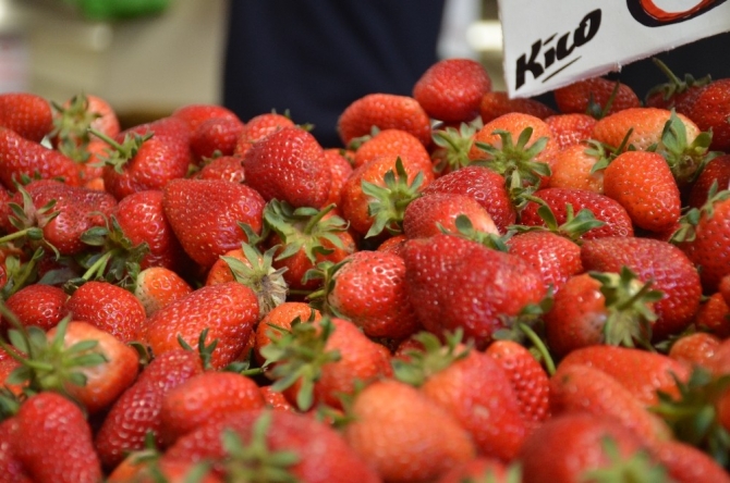 Ramazan ayında iftar sonrası tatlı yerine çilek tercih ediliyor