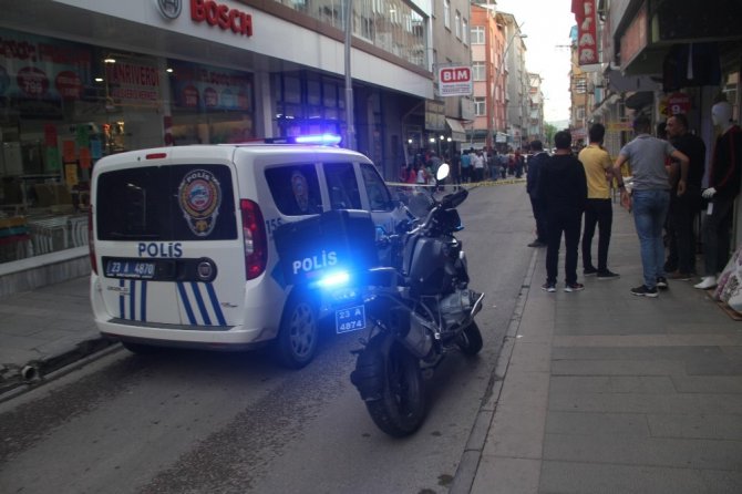 Elazığ’da kimlliği belirsiz kişiler otomebilden saldırdı: 3 yaralı