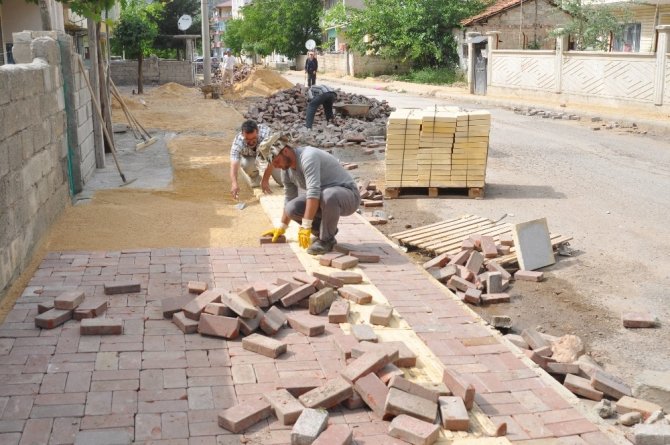 Gölbaşı ilçesinde kaldırım çalışmaları tam hız deva mediyor