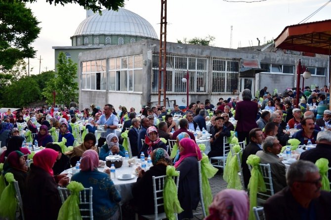 Ünye Belediyesinden mahalle iftarları verildi