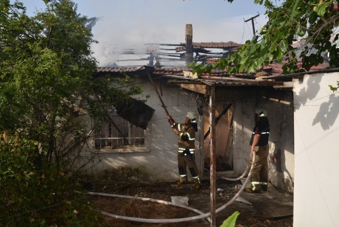 Aliağa'da Metruk evde çıkan yangın korkuttu