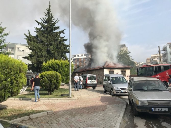 Aliağa'da Metruk evde çıkan yangın korkuttu