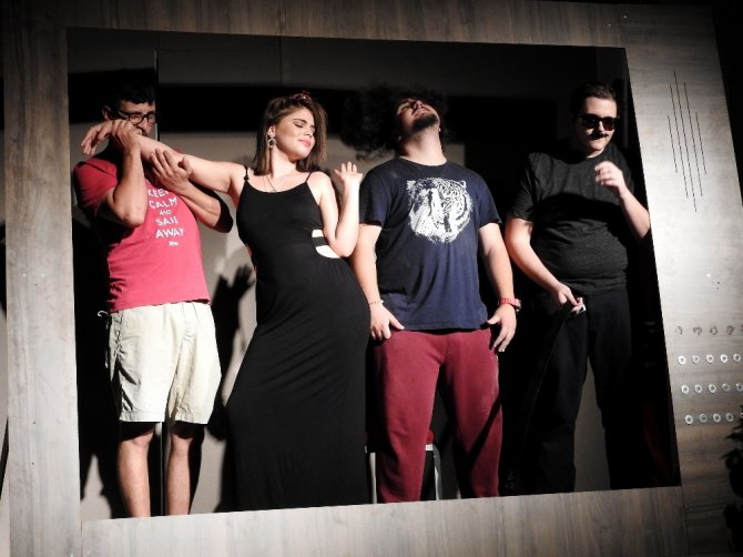 Çeşme’de tiyatro keyfi devam ediyor