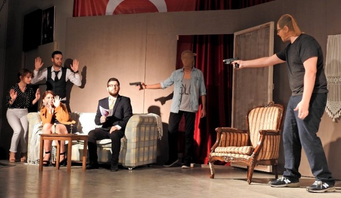 Çeşme’de tiyatro keyfi devam ediyor