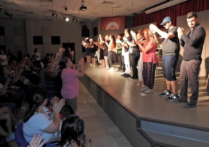 Çeşme’de tiyatro keyfi devam ediyor