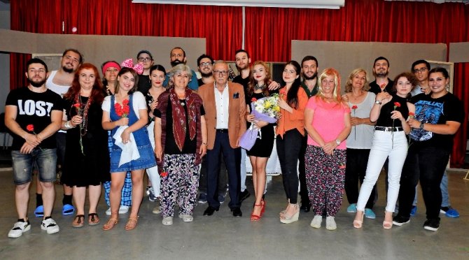 Çeşme’de tiyatro keyfi devam ediyor