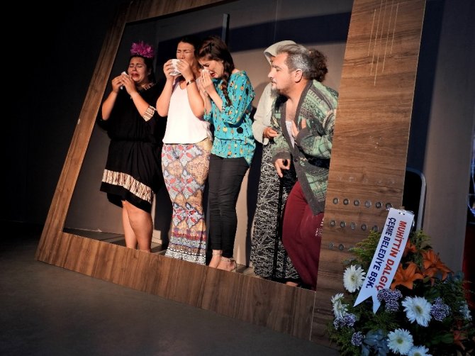 Çeşme’de tiyatro keyfi devam ediyor