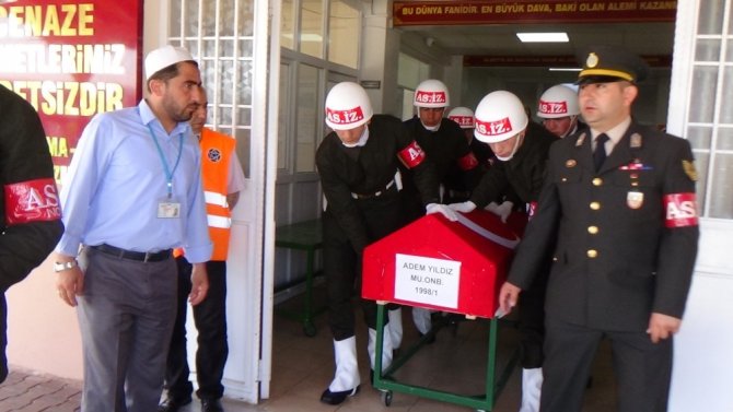 Kaza kurşunu ile şehit olan asker memleketine uğurlandı.