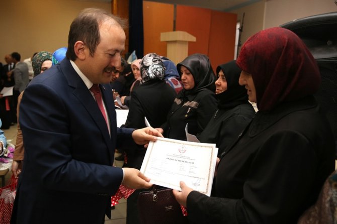 Okuma yazma kurslarını tamamlayan kursiyerlere diplomaları verildi