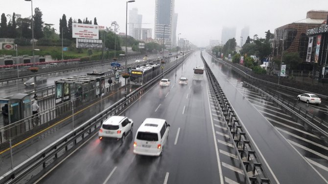 İstanbul’da yağmur etkili oluyor.