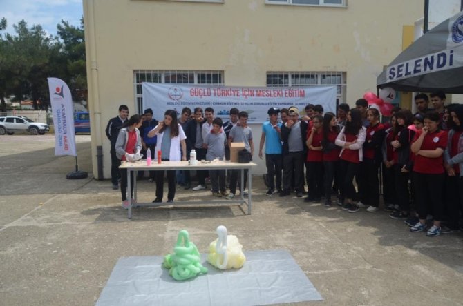 Öğrenciler projelerini sergiledi