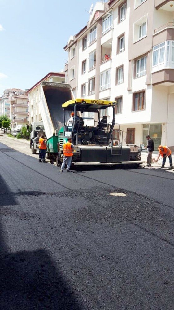 Pursaklar’da asfalt çalışması devam ediyor.