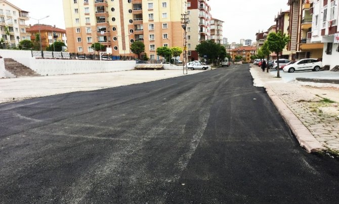 Pursaklar’da asfalt çalışması devam ediyor.