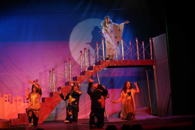 Tiyatronun yıldızları Karşıyaka’da yetişiyor.