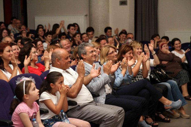 Tiyatronun yıldızları Karşıyaka’da yetişiyor.
