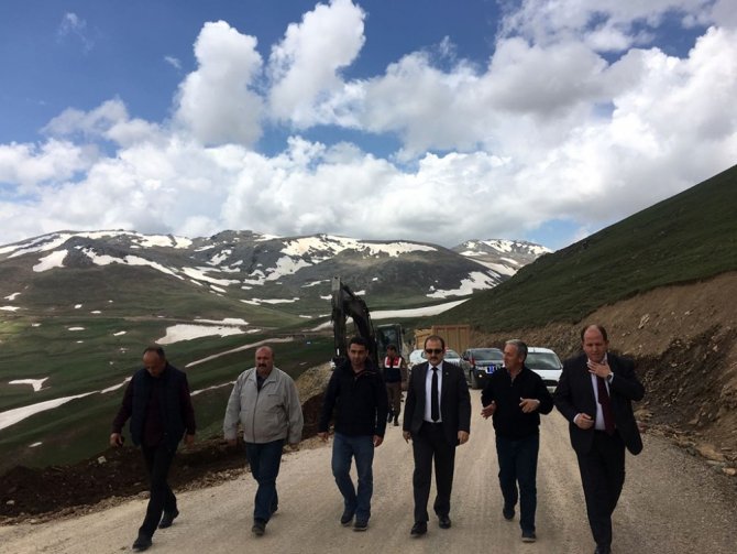 Vali Pehlivan, Bayburt Aydıntepe Trabzon arasında devam eden yol çalışmalarını inceledi
