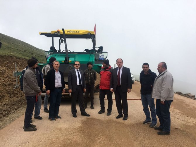 Vali Pehlivan, Bayburt Aydıntepe Trabzon arasında devam eden yol çalışmalarını inceledi