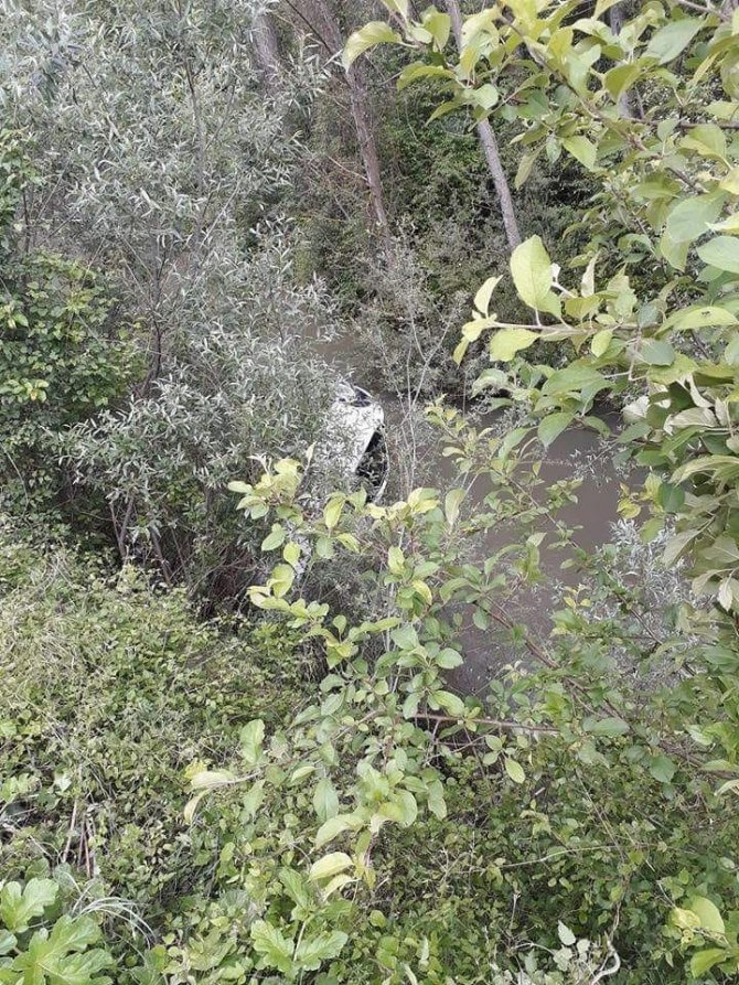 Direksiyon hakimiyetini kaybeden sürücü dereye uçtu.