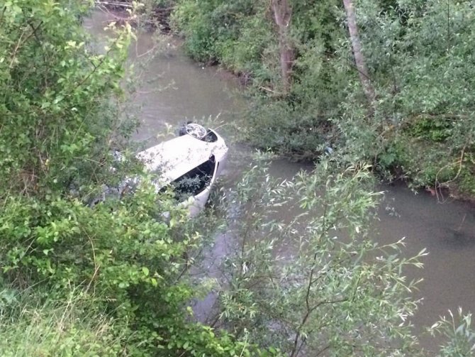 Direksiyon hakimiyetini kaybeden sürücü dereye uçtu.
