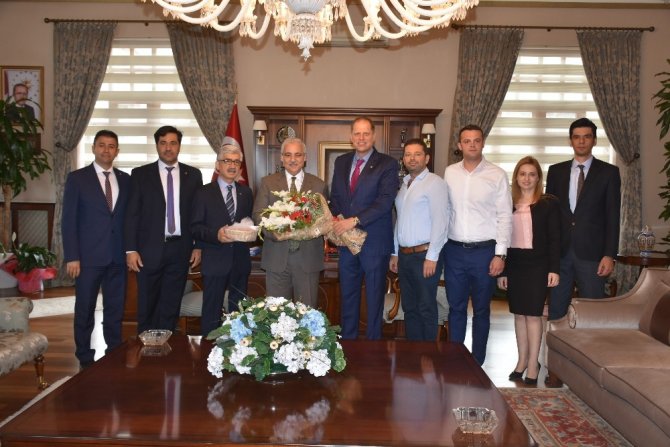 Manisa Valisi Güvençer misafirlerini ağırladı