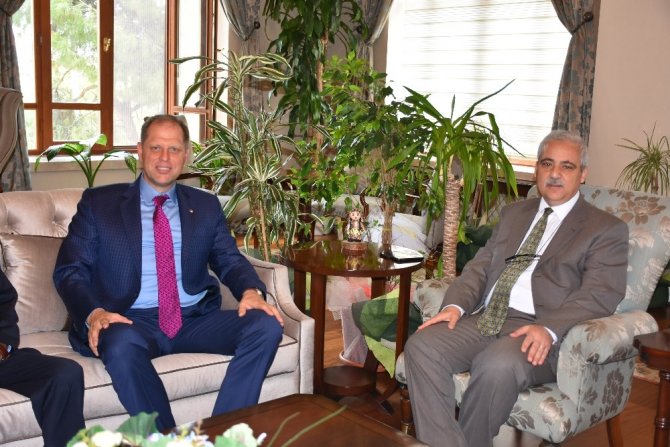 Manisa Valisi Güvençer misafirlerini ağırladı