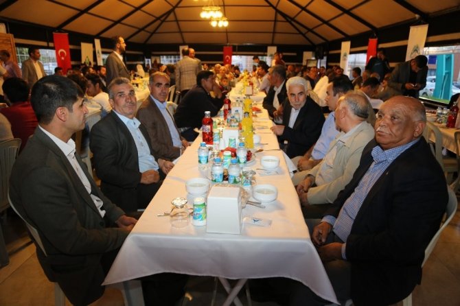 Şanlıurfa'da ekinci muhtarlarla bir araya geldi