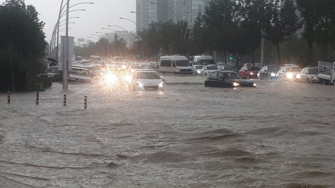 Yağmur akşam saatlerinde Ankara’yı felç etti