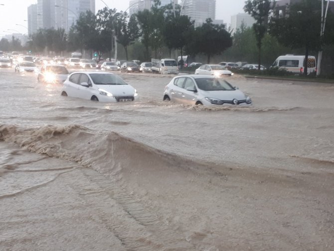 Yağmur akşam saatlerinde Ankara’yı felç etti