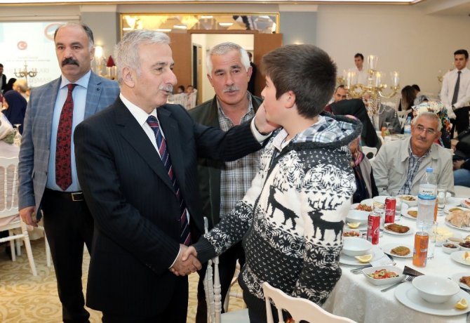 Kayseri Valisi Kamçı İftar Yemeğinde Şehit Aileleriyle Bir Araya Geldi