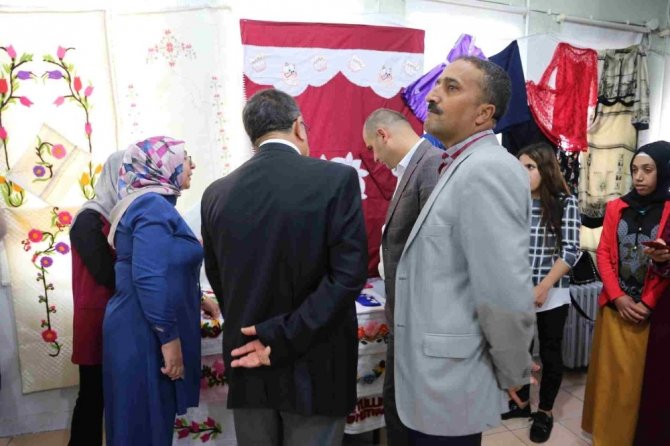 Muş Varto’da yılsonu sergisi