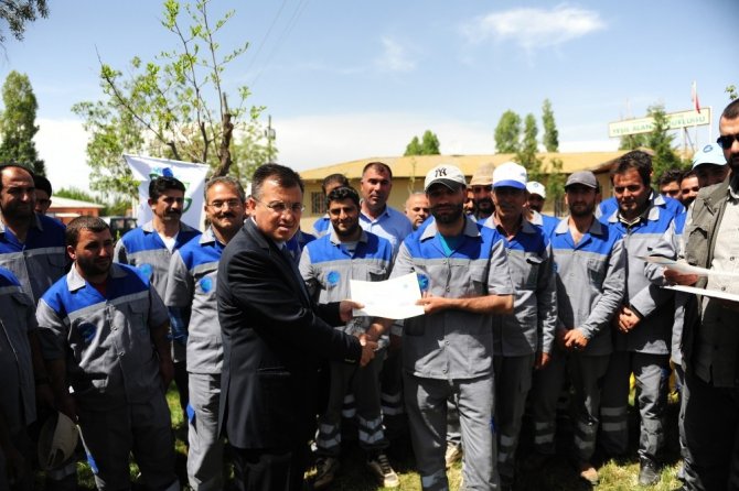 Van (YYÜ) Rektör Battal’dan personele sertifika