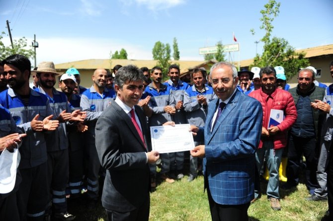 Van (YYÜ) Rektör Battal’dan personele sertifika