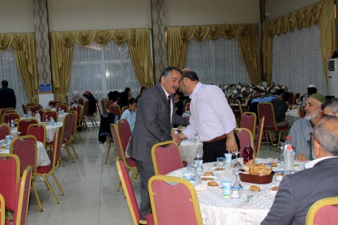 Arifiye protokolü iftarda buluştu.