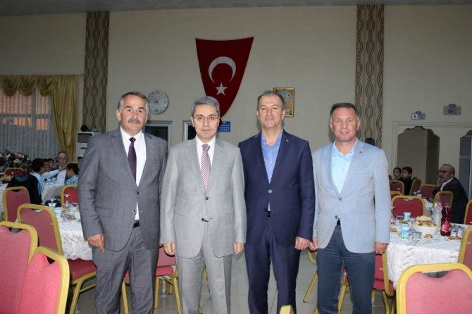 Arifiye protokolü iftarda buluştu.